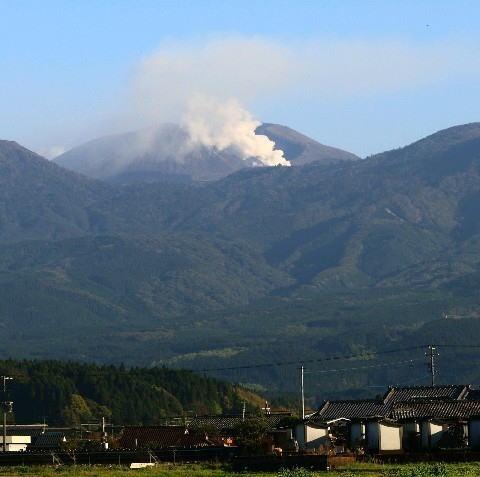 霧島連山・硫黄山から上がる噴煙＝19日午後5時30分ごろ、宮崎県えびの市