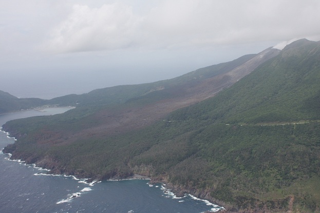 口永良部島 （ くちのえらぶじま ）新岳西側斜面　2014年8月10日　海上保安庁 撮影
