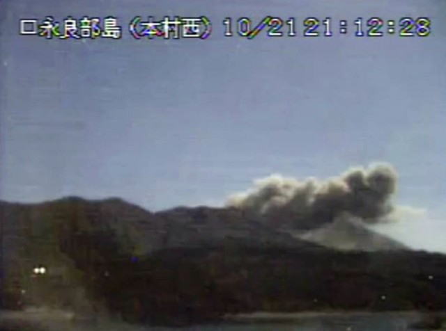 気象庁のカメラが撮影した鹿児島県の口永良部島。新岳でごく小規模な噴火があり、噴煙が高さ200メートルまで上がった＝21日午後9時12分