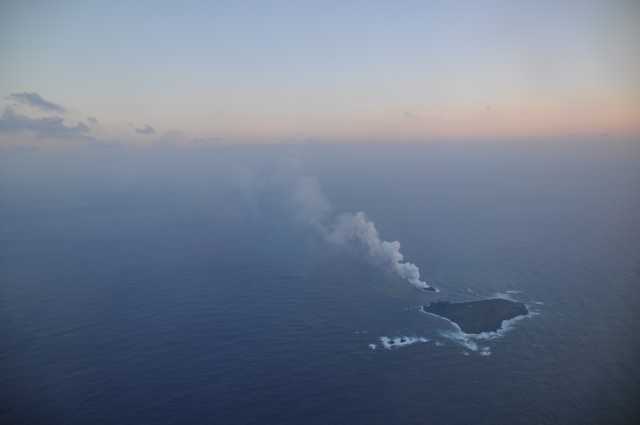西之島（西ノ島）　新島　西之島付近 2013年11月20日16:38 海上保安庁撮影　西之島の南東沖で噴火活動. 新島誕生