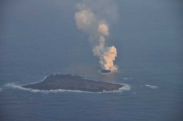 西之島（西ノ島）と西之島　新島　2013年11月20日16:19 海上保安庁撮影　西之島の南東沖で噴火活動. 新島誕生