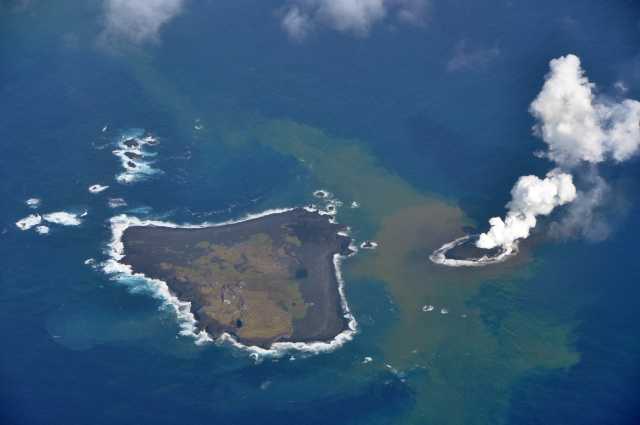 西之島（西ノ島）と西之島　新島　2013年11月21日13:10 海上保安庁撮影　西之島の南東沖で噴火活動継続中. 新島の大きさ約100ｍ×約200ｍ