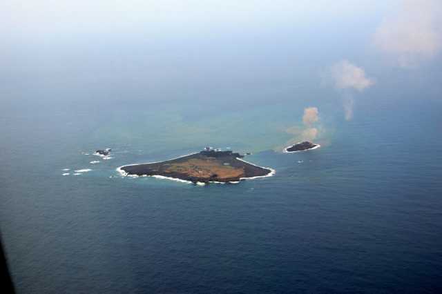 西之島（西ノ島）　新島　西之島周辺 2013年11月22日16:23 海上保安庁撮影　新火口と火口内に溶岩と思われる赤熱部分を確認. 新島位置27-14.6N 140-52.7E(火口）