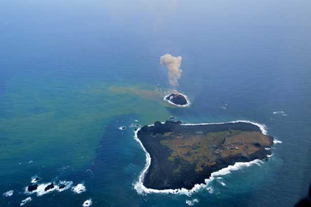 西之島（西ノ島）　新島　状況 2013年11月22日16:19 海上保安庁撮影　新火口と火口内に溶岩と思われる赤熱部分を確認. 新島位置27-14.6N 140-52.7E(火口）