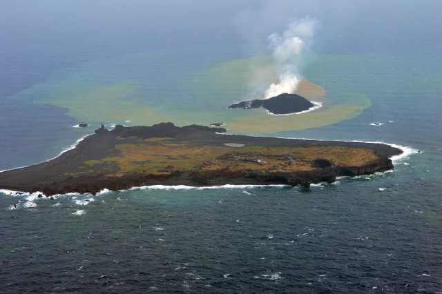 西之島（西ノ島）と西之島　新島　2013年11月26日13:59 海上保安庁撮影　溶岩流はさらに伸びる