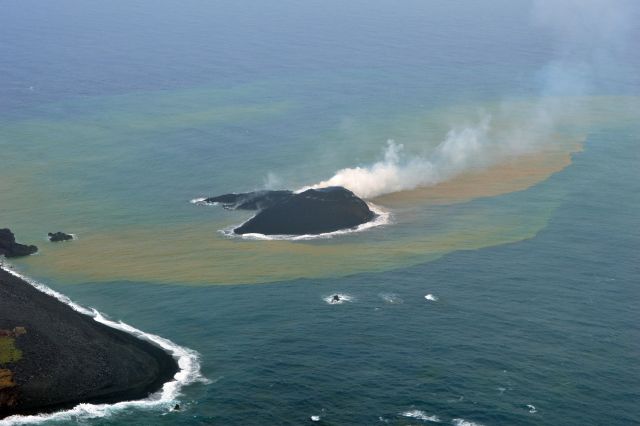 西之島（西ノ島） 新島北西側 2013年11月26日14:08 海上保安庁撮影　溶岩流はさらに伸びる