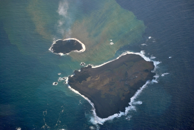 西之島（西ノ島）と西之島　新島　2013年11月30日14:04 海上保安庁撮影　溶岩流により東側拡大