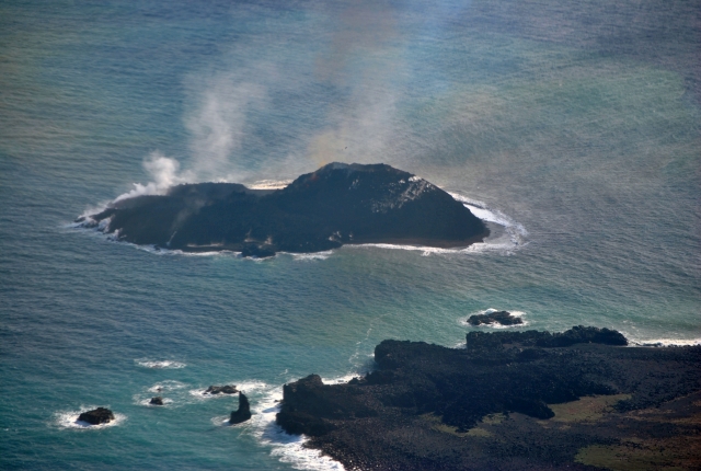 西之島（西ノ島） 新島北側 2013年11月30日14:36 海上保安庁撮影　溶岩流により東側拡大