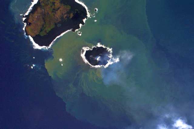 西之島（西ノ島） 新島及び西之島 直上から撮影 2013年12月1日14:31 海上保安庁撮影　溶岩流の流出により新島は拡大している