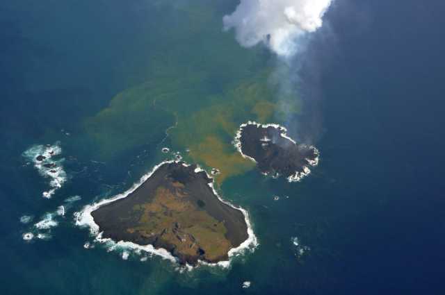 西之島（西ノ島）と新島 2013年12月13日13:17 海上保安庁撮影　西側への溶岩流の流出により新島はさらに拡大している