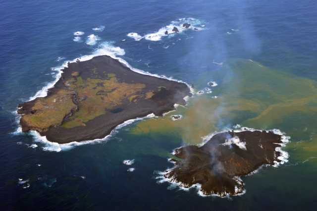西之島（西ノ島） 新島と西之島 南西側 2013年12月13日14:27 海上保安庁撮影　西側への溶岩流の流出により新島はさらに拡大している