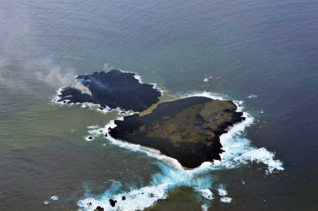西之島（西ノ島）　新島　西之島付近 2013年12月24日14:36 海上保安庁撮影　新たな火口を確認した. 西之島と接続まで残り約10m