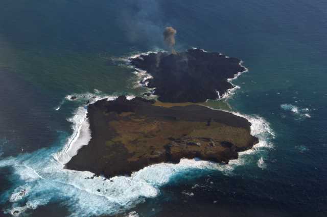 西之島（西ノ島） 新島と西之島北西側 2013年12月24日14:09 海上保安庁撮影　新たな火口を確認した. 西之島と接続まで残り約10m