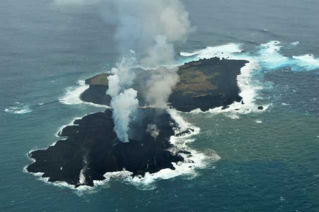 西之島（西ノ島） 南東側 2013年12月26日09:38 海上保安庁撮影　西之島と一体化を確認した