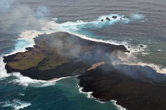 西之島（西ノ島） 接続部分南西側 2013年12月26日09:26 海上保安庁撮影　西之島と一体化を確認した