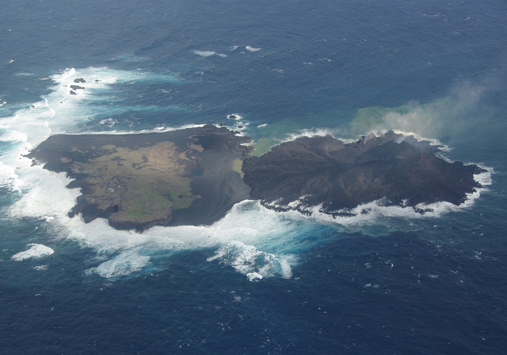 西之島（西ノ島） 接続部分西側 2013年12月28日12:55頃 海上保安庁撮影