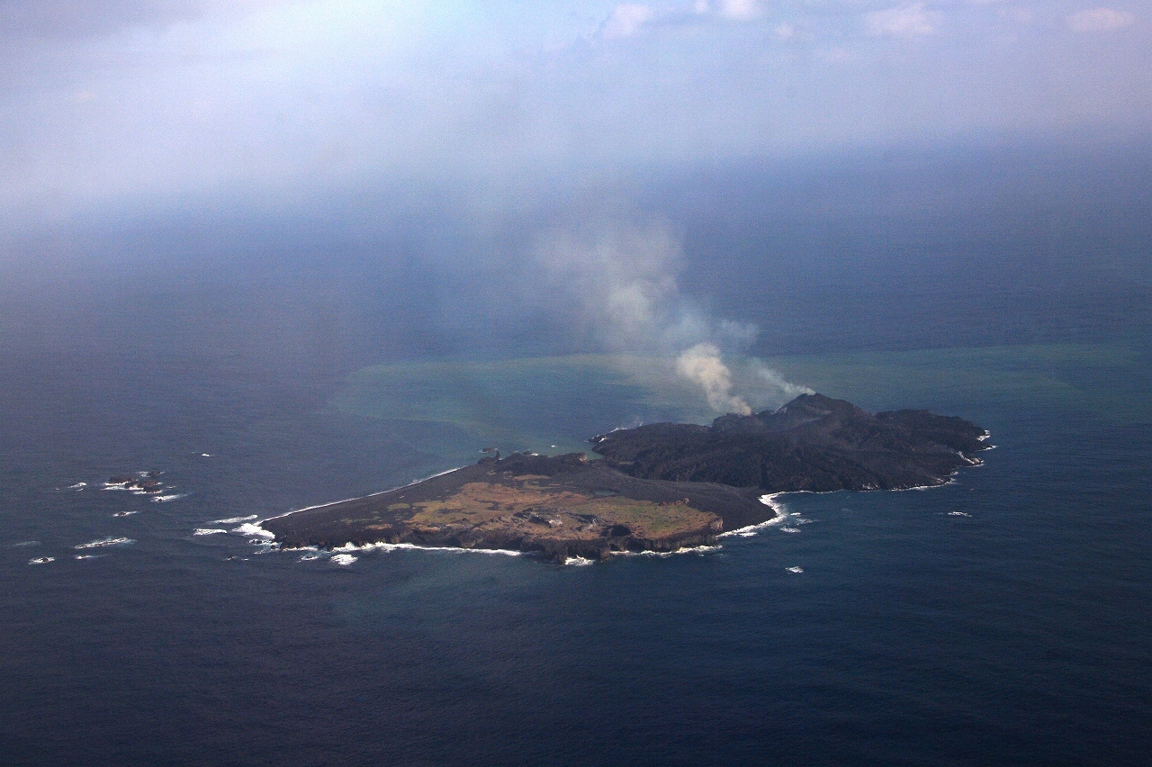 西之島（西ノ島） 北西側 2014年1月3日15:15頃 海上保安庁撮影