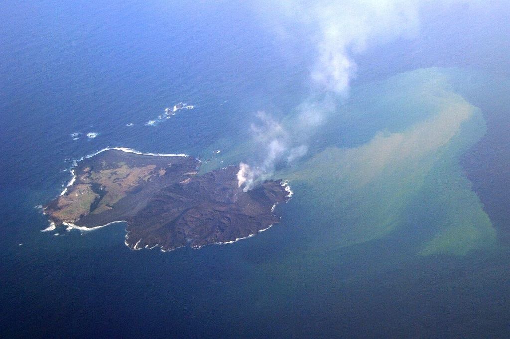 西之島（西ノ島） 南西側 2014年1月3日15:15頃 海上保安庁撮影