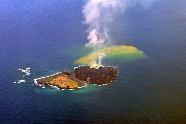 西之島（西ノ島） 北西側 2014年1月12日13:06 海上保安庁撮影