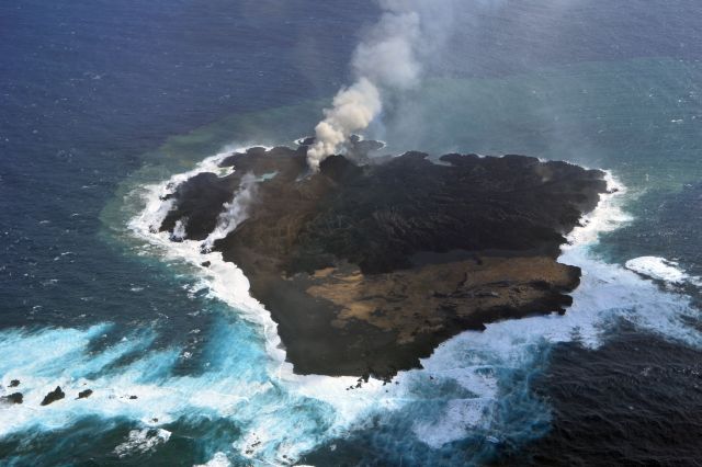 西之島（西ノ島） 2014年2月21日13:34 海上保安庁撮影　噴煙を3カ所で確認