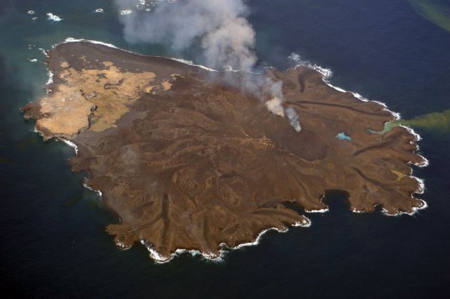 西之島（西ノ島） 2014年2月28日14:06 海上保安庁撮影　噴煙を2カ所で確認