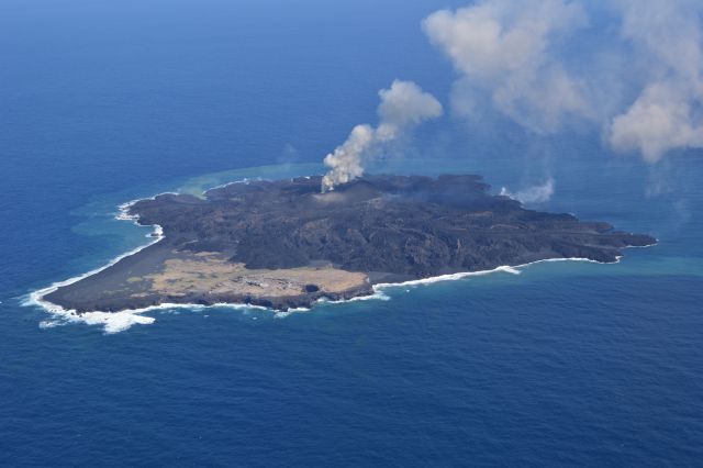西之島（西ノ島） 北西方向 2014年3月24日14:16 海上保安庁撮影　噴煙を3カ所で確認