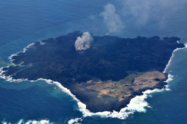 西之島（西ノ島） 北方向 2014年3月24日14:07 海上保安庁撮影　噴煙を3カ所で確認