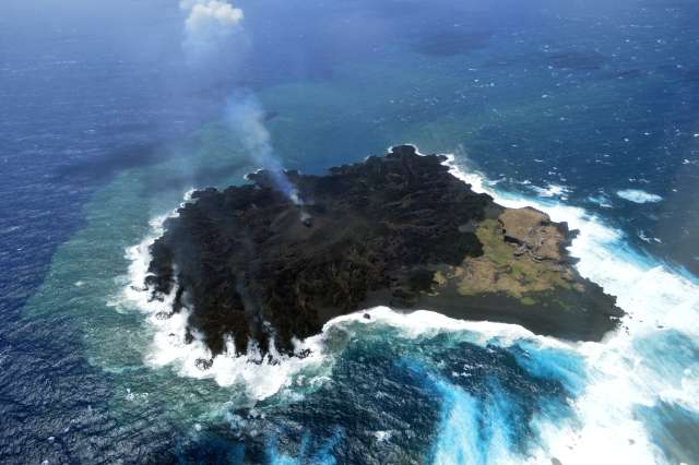 西之島（西ノ島） 北東側 2014年4月15日11:10 海上保安庁撮影　北側火口が拡大している