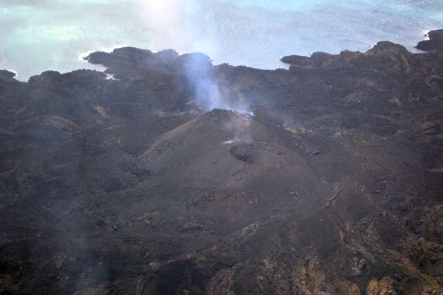 西之島（西ノ島） 火口付近(北東側） 2014年4月15日11:17 海上保安庁撮影　北側火口が拡大している