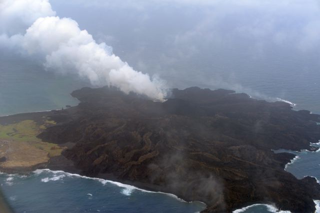 西之島（西ノ島） 全景 2014年5月21日11:11 海上保安庁撮影　新たな火孔を確認