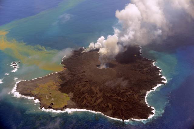 西之島（西ノ島） 南側 2014年7月23日14:45 海上保安庁撮影　東海岸に新たな火口を確認