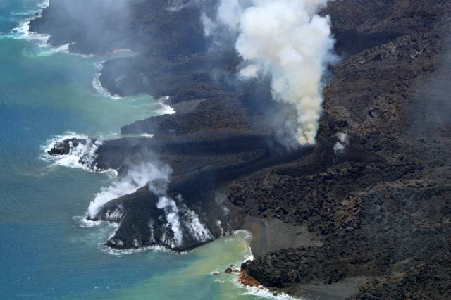 西之島（西ノ島） 火口付近(西側） 2014年7月23日14:26 海上保安庁撮影　東海岸に新たな火口を確認