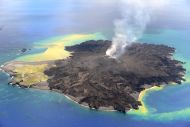 西之島（西ノ島） 全景 2014年8月26日11:11 海上保安庁撮影　北側火口内に溶岩マウンドを確認