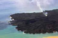 西之島（西ノ島） 北側 2014年8月26日11:08 海上保安庁撮影　東海岸に新たな東側火口を確認
