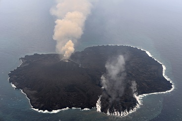 西之島（西ノ島）全景 2015年1月21日11:21 海上保安庁撮影　右下扇型に出っ張っている部分が現在拡大中の西之島東側部分