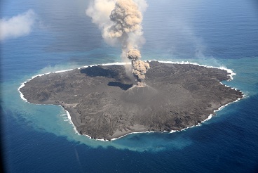 西之島（西ノ島）全景 2015年2月23日11:07 海上保安庁撮影　右上扇型に出っ張っている部分が現在拡大中の西之島東側部分