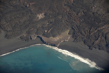 旧西之島（旧西ノ島）の一部 2015年2月23日11:52 海上保安庁撮影　中央の色の薄い部分がわずかに残る旧西之島