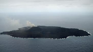 西之島（西ノ島）全景 2015年4月27日　海上保安庁撮影　西之島全景 噴煙高度約450m