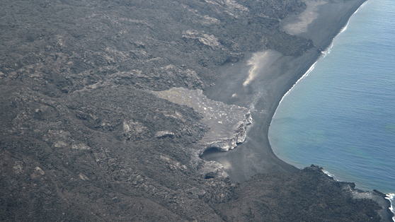 旧西之島（旧西ノ島）の一部 2015年4月27日　海上保安庁撮影　写真中央円弧状灰色の台地が旧西之島