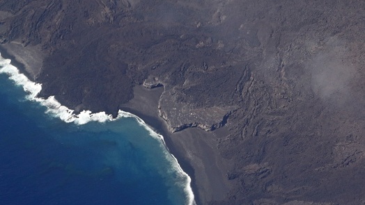 旧西之島（旧西ノ島）の一部 2015年5月12日　海上保安庁撮影　写真中央円弧状灰色の台地が旧西之島