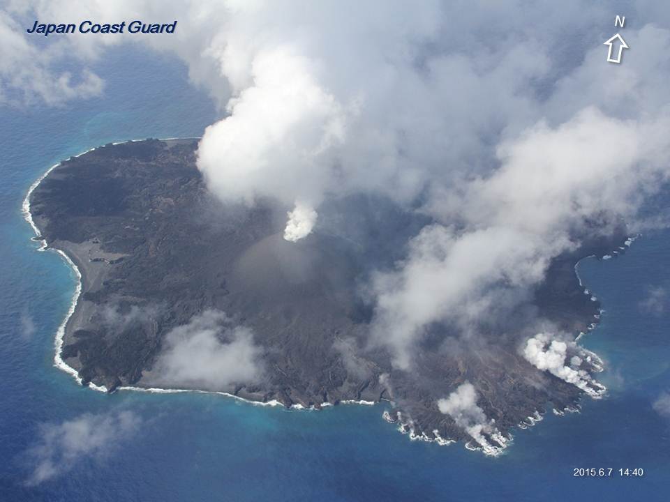 2015年6月7日　海上保安庁撮影　西之島全景 南東側に流れ海岸線に達した溶岩流　写真中央円弧状灰色の台地が旧西之島