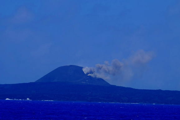 西之島（西ノ島）　新島　火砕丘北東斜面の新たな噴煙（７月６日午前１０時５０分頃）