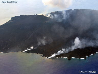2015年7月31日　海上保安庁撮影　東部の溶岩流
