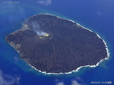 2015年9月16日　海上保安庁撮影　西之島 溶岩流