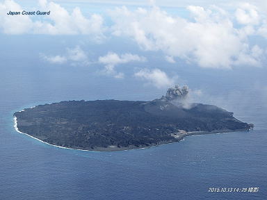 2015年10月13日　海上保安庁撮影　西之島