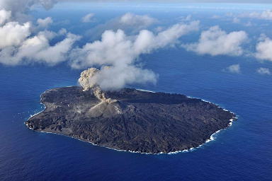 西之島（西ノ島） 噴火開始約20秒後  2015年11月17日　海上保安庁撮影