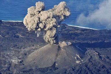 西之島（西ノ島） 噴火開始2秒後　2015年11月17日　海上保安庁撮影