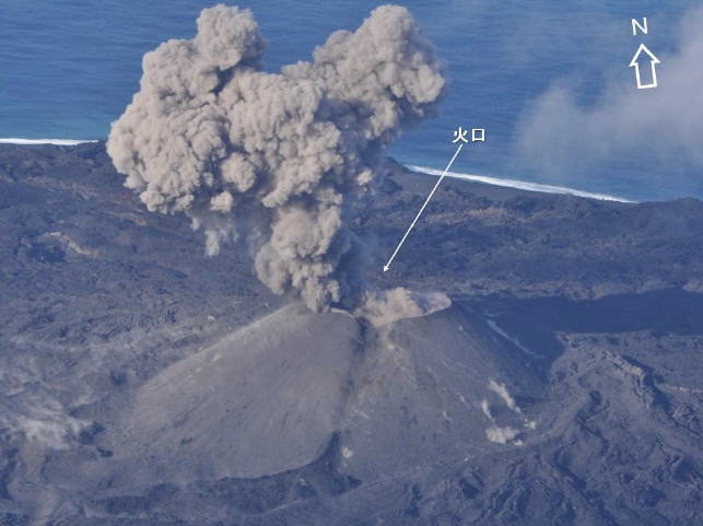 西之島（西ノ島）新島　火砕丘の火口からの爆発的噴火（11月17日撮影）　噴石が落下（ ・ 転動）した地点では、火山灰が土煙として舞い上がっている