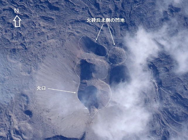 西之島（西ノ島）新島　火口とその北側の陥没性凹地（２箇所）（11月17日撮影）