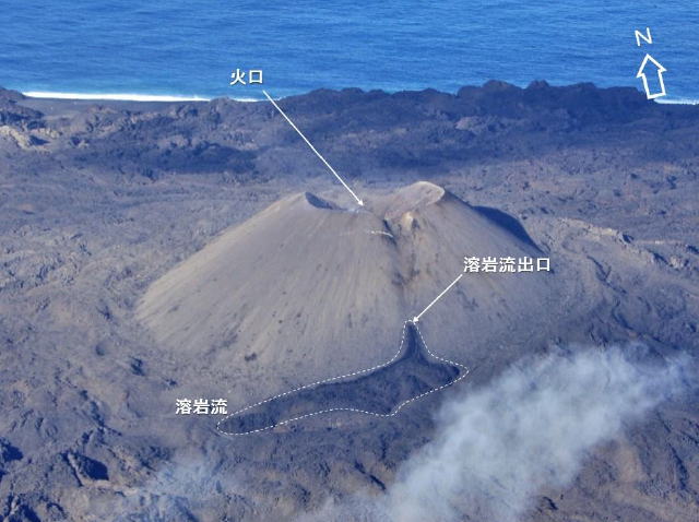 西之島（西ノ島）新島　火砕丘南西斜面の溶岩流出口と溶岩の流出（11月17日撮影）